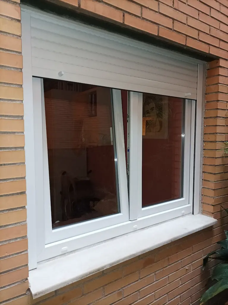 Ventana de PVC con persiana