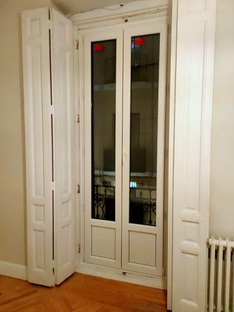 Puerta de dos hojas con panel térmico