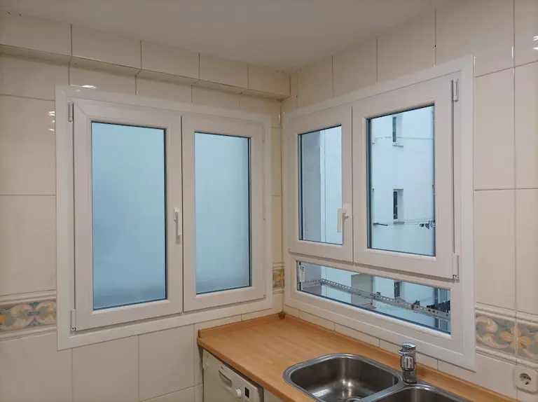 Ventanas Veka con tapajuntas y acristalamiento mate